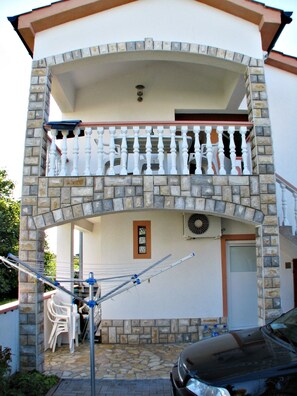 Exterior - On the first floor with balcony and sea view (Nin)