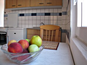 Fridge, oven, stovetop, coffee/tea maker - On the first floor with balcony and sea view (Nin)