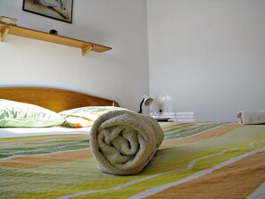 2 bedrooms, internet, bed sheets - On the first floor with balcony and sea view (Nin)