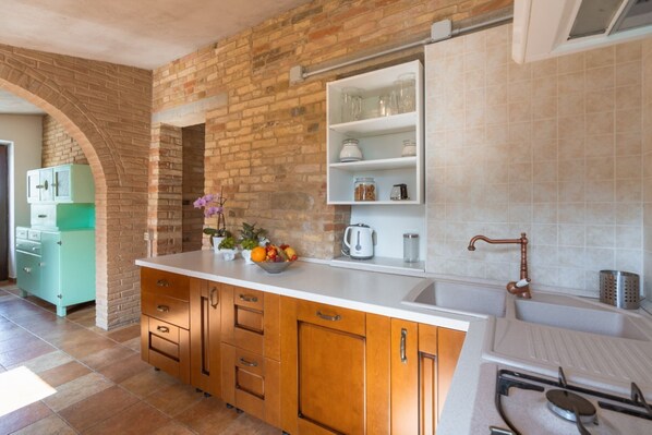 Réfrigérateur, four, lave-vaisselle, grille-pain