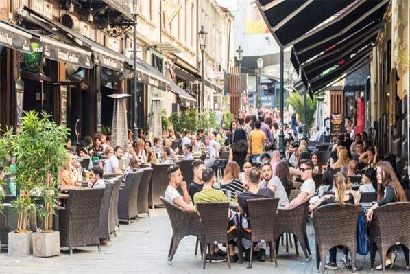 Outdoor dining - The apartment have a beautiful panoramic view over the old center of Craiova (Craiova)