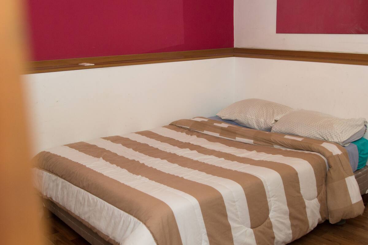 Free WiFi, bed sheets
