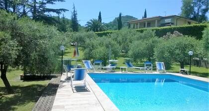 Vacation apartment with private pool for 6 people. Garden, terrace,