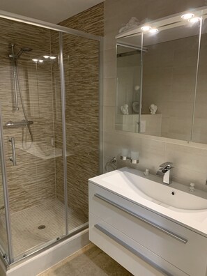 Dusche, Haartrockner, Handtücher