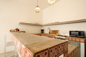 Kjøleskap, mikrobølgeovn, ovn og kokeplater