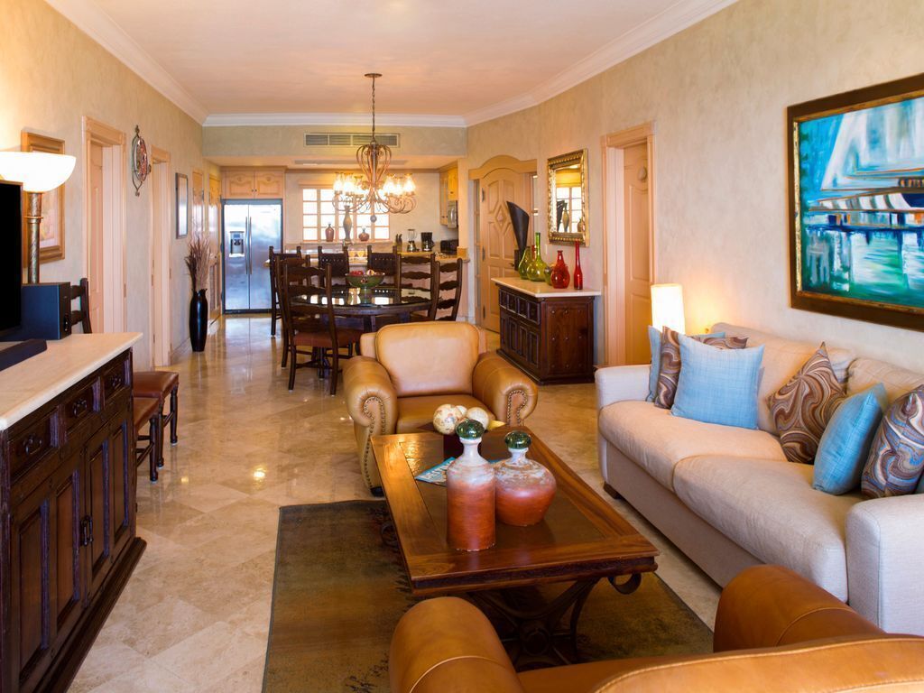 Télévision à écran plat, lecteur de DVD, chaîne hi-fi