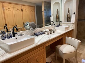 Combined shower/tub, jetted tub, hair dryer, towels