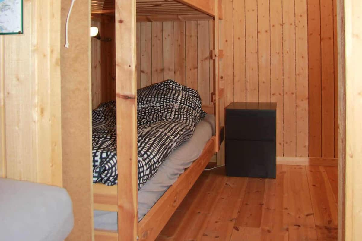 Twin Room, 4 Bedrooms, Non Smoking, Shared Bathroom (Bunk bed)