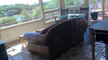 Smart-TV, Kamin, DVD-Player, Tischfußball