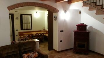 Fernseher, Kamin, Bücher