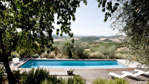 Piscina all'aperto, lettini