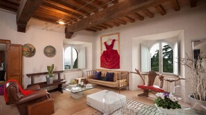 تلفزيون ذكي، مدفأة، مشغل دي في دي، كُتُب