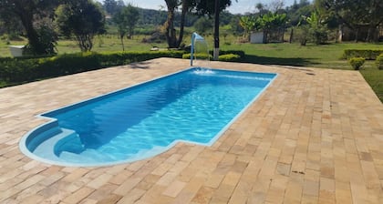 MAGNÍFICO SITIO DE MADERA, CON ASFALTO EN PUERTA, HECHO EN CASA Y PISCINA.