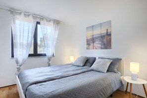 2 bedrooms, desk, free WiFi, bed sheets - Attractive apartment near beach with BBQ (Banjole)