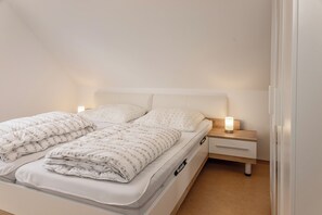 2 chambres, fer et planche à repasser, lit de bébé portatif