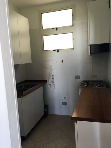 Calasetta, apt 1. Stock plus Dachboden 120 qm, zentraler Bereich, möbliert