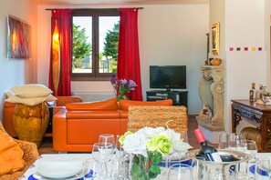 Smart TV, DVD player, books