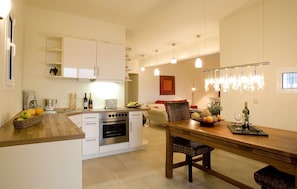 Kjøleskap, mikrobølgeovn, ovn og oppvaskmaskin