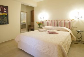 2 bedrooms, in-room safe, iron/ironing board, free WiFi