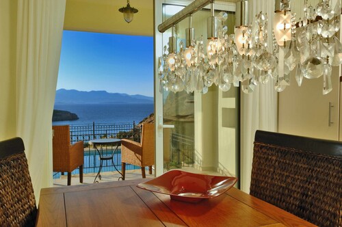 Elegant villa with sea view and private pool near to the beach