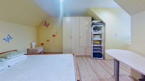 A bedroom with a bed, a nightstand, a wardrobe, and a desk. - Fantasticamente Grande Casa de Luxo - até 600m², Jacuzzi, Sauna (Vydmantai)