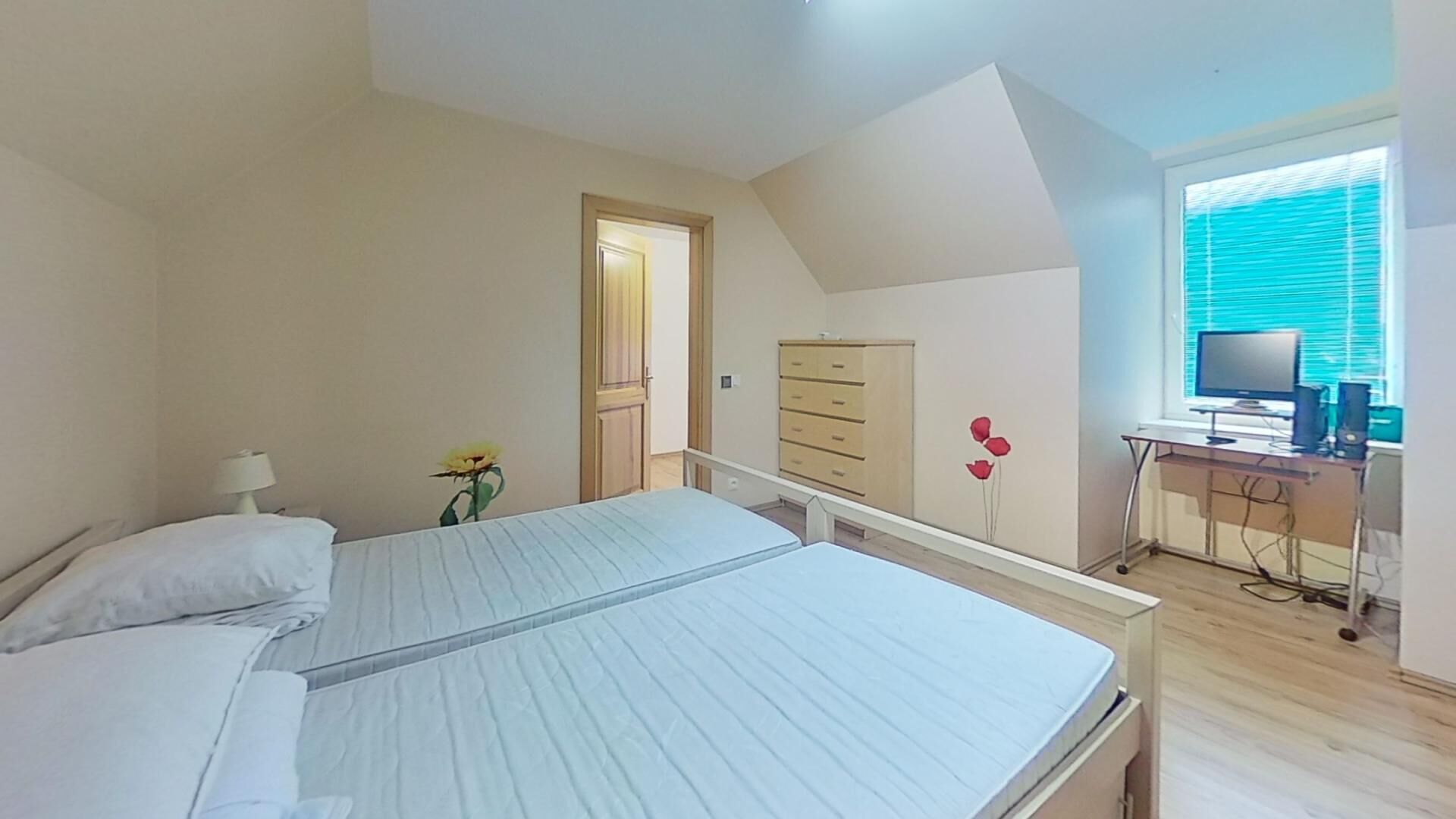 8 bedrooms, free WiFi, bed sheets