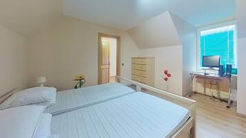 8 bedrooms, free WiFi, bed sheets