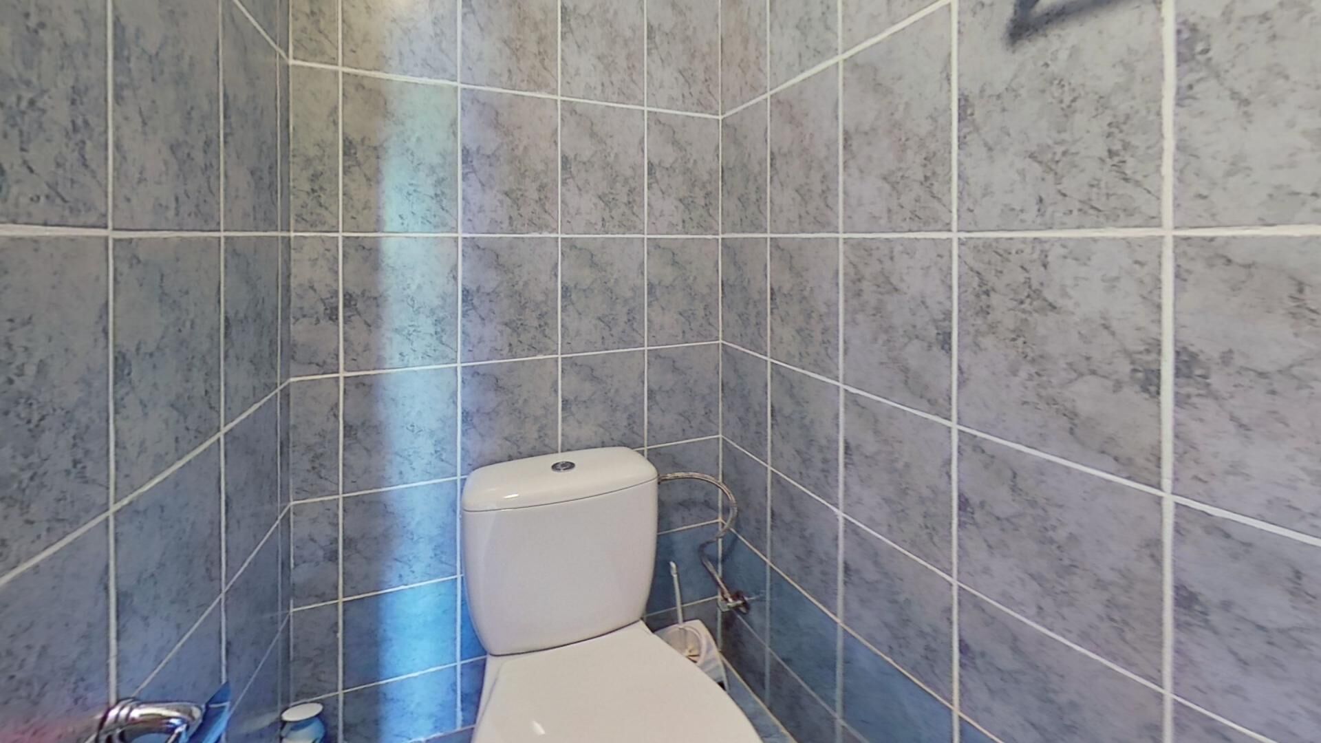 Un baño con inodoro, bidé y zona de ducha.