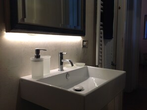 Sèche-cheveux, serviettes fournies