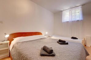 1 soverom, skrivebord, wi-fi (inkludert) og sengetøy