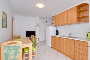 Refrigerador, parrilla de estufa y cafetera y tetera