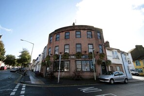 Exterior - Brighton Apt. 12 beds (Brighton)