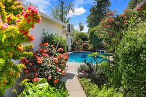 Outdoor pool - Cozy Pool & Zen Garden带游泳池,有机果园,菜园,香草的花园别墅 (Arcadia)