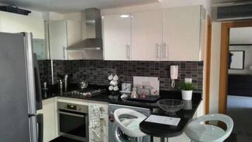 Jääkaappi, uuni, liesi, keittoastiat/astiat/ruokailuvälineet