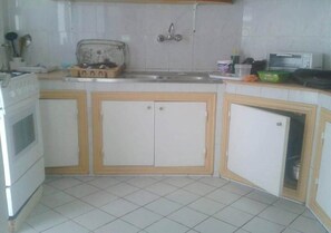 Kühlschrank, Ofen, Herdplatte, Kochgeschirr/Geschirr/Besteck