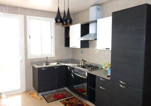 Réfrigérateur, four, plaque de cuisson