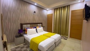 A hotel room with a large bed, two bedside tables, a nightstand, a lamp, and a wardrobe. - Superb villa in Marrakech 4435 (Marrakech)