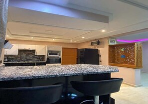 Fridge, oven, stovetop, cookware/dishes/utensils - Superb villa in Marrakech 4435 (Marrakech)