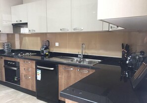 Réfrigérateur, four, plaque de cuisson, lave-vaisselle