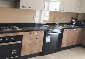 Een koelkast, een oven, een kookplaat, een vaatwasser