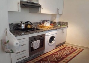 Fridge, oven, stovetop, cookware/dishes/utensils