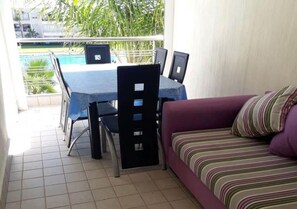 Outdoor dining - Pool View Apartment in Ola Blanca 4508 (Sidi Rahal)