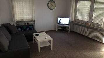 Fernseher, Tischfußball, Bücher, Musikbibliothek