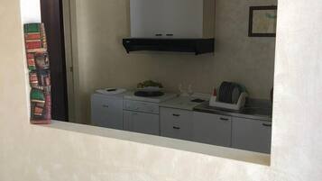 Kühlschrank, Herdplatte, Kochgeschirr/Geschirr/Besteck, Esstisch