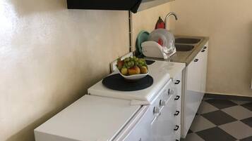 Kühlschrank, Herdplatte, Kochgeschirr/Geschirr/Besteck, Esstisch