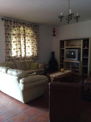 Smart TV, videogames, DVD player, mesa de pingue-pongue