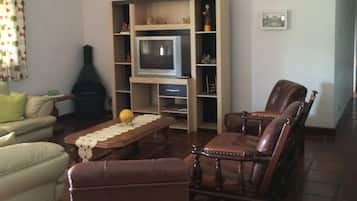 Una Smart TV, videojuegos, un reproductor de DVD