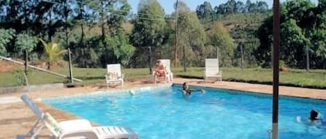 Una piscina al aire libre