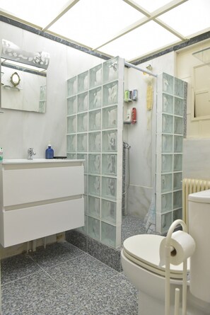 Bathroom - Next to the US Embassy (Athina)