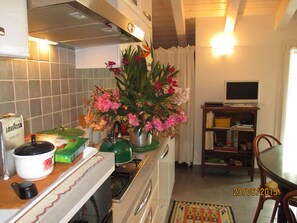 Frigorifero, forno, piano cottura, macchina per tè/caffè